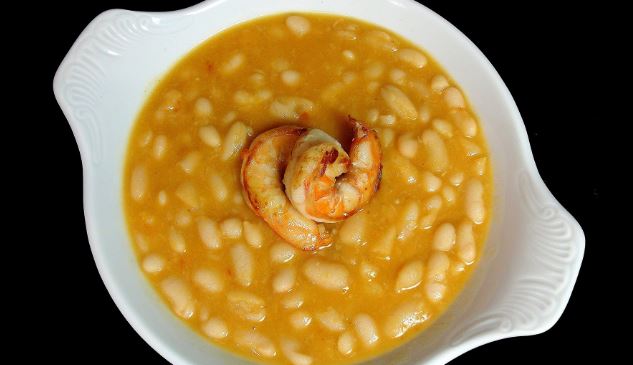 Alubias blancas con langostinos.