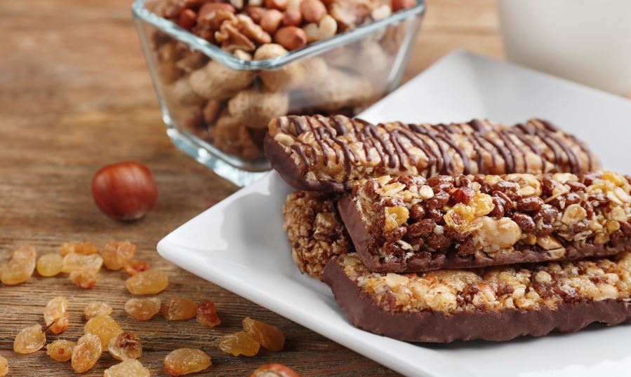 Barritas de chocolate con avellanas y cereales.