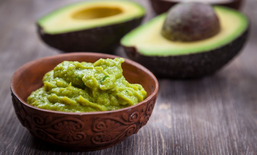 Cuenco con puré de aguacate.
