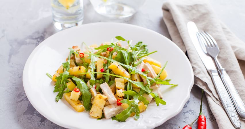 Ensalada de pollo y piña.