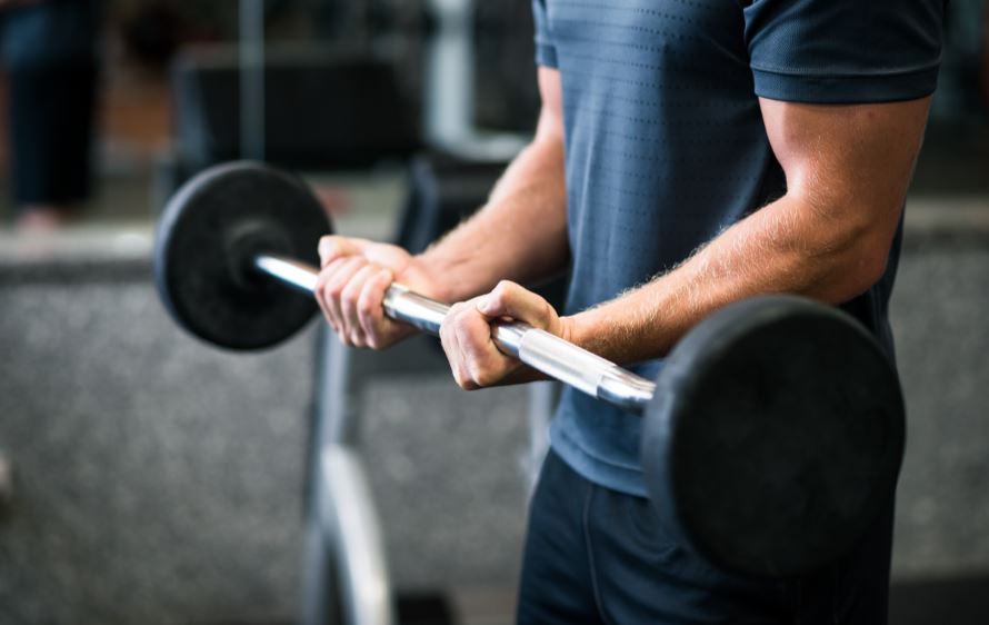 Entrenar antebrazo con barra.