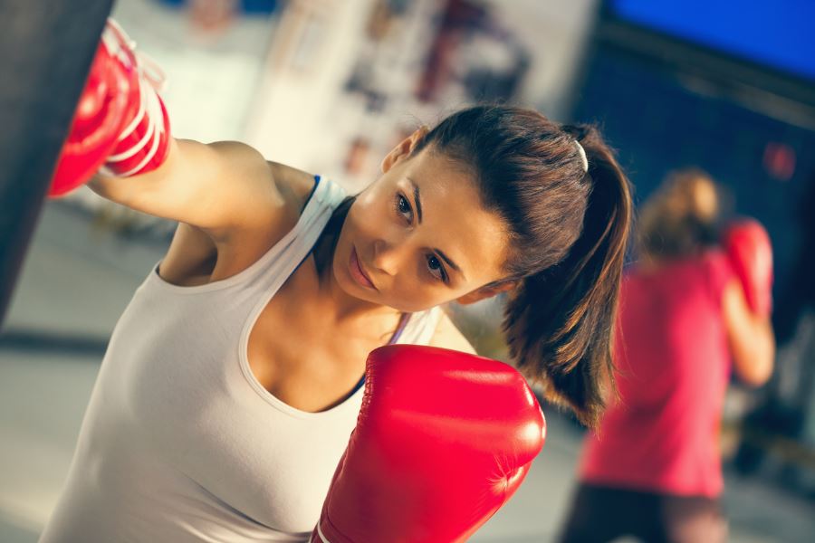 Guantes y vendas para practicar boxeo o kickboxing Guantes y vendas para practicar boxeo o kickboxing