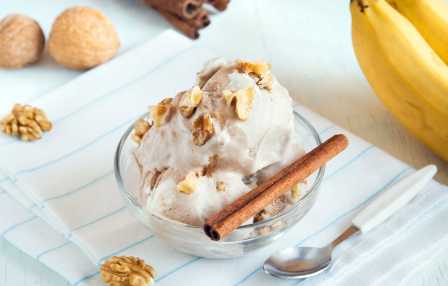 Helado de platano y nueces.