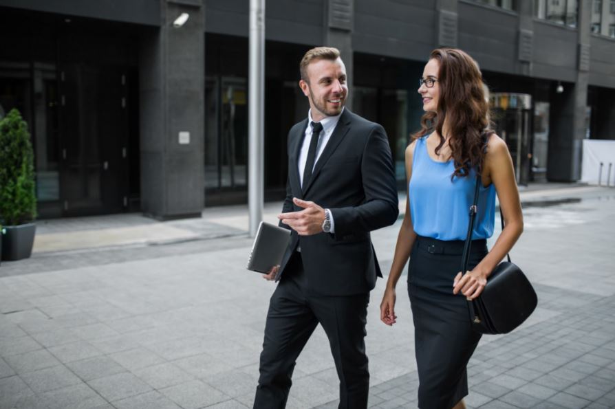 Ir caminando al trabajo.