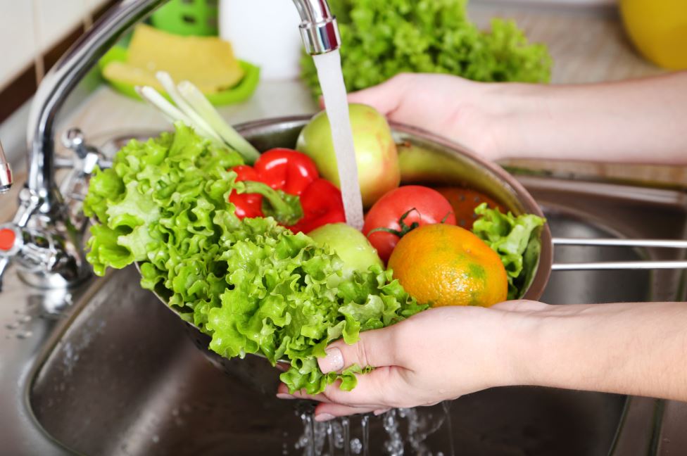 Lavar frutas y verduras ofrece mayor seguridad al momento de su consumo.