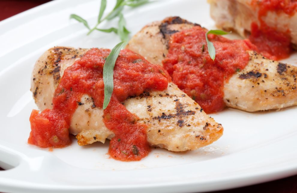 Pechuga de pollo con tomate.