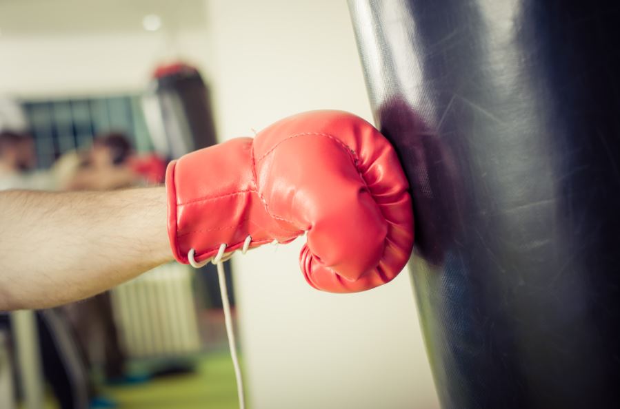 Pegar a saca de boxeo.