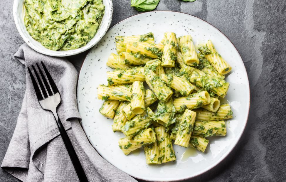 Pesto de aguacate con pasta.