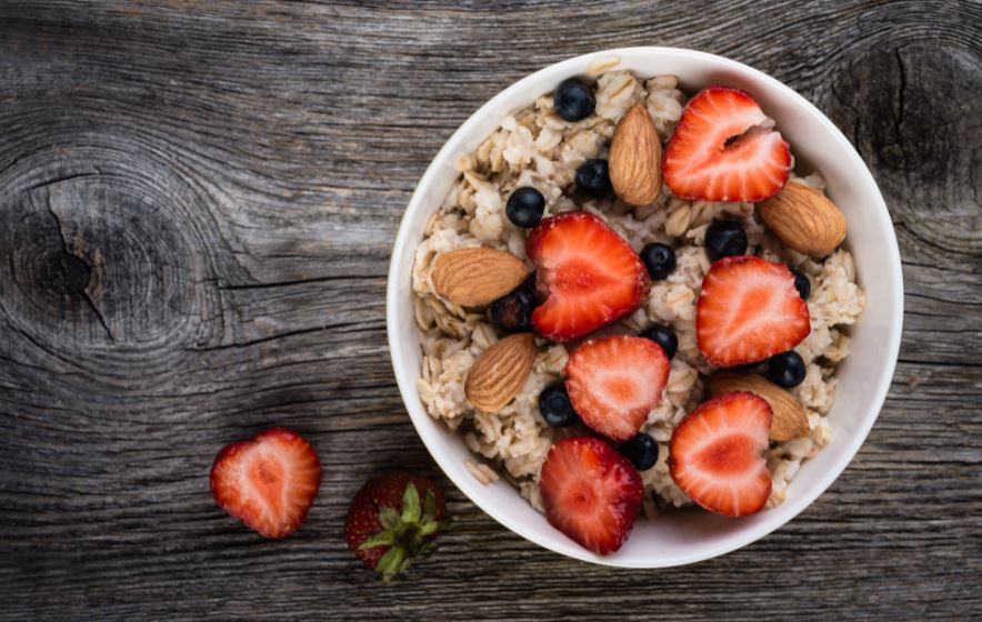 Porridge de avena, fresas y arándanos.