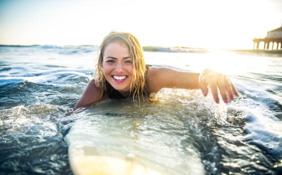 Practicar surf en verano es una de las mejores alternativas para hacer deporte Practicar surf en verano es una de las mejores alternativas para hacer deporte