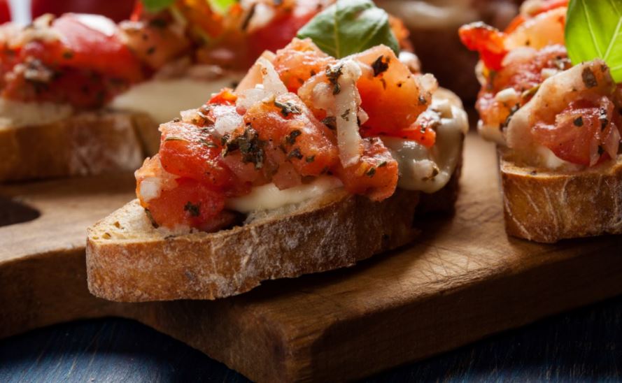 Tostada de queso con tomate.
