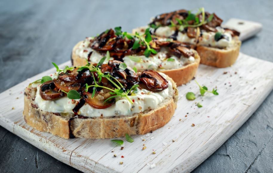 Tostada de queso de cabra y setas.
