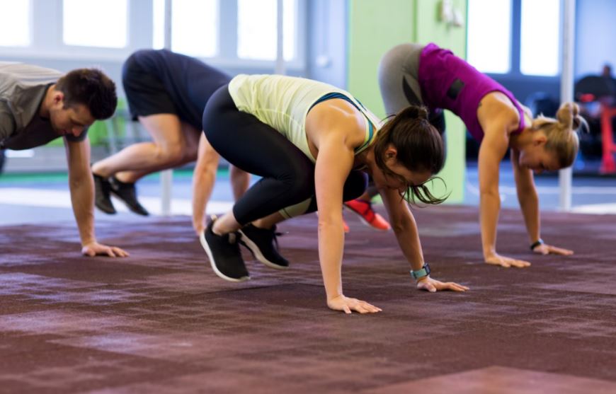 Los burpees son un gran ejercicio para eliminar las cartucheras.