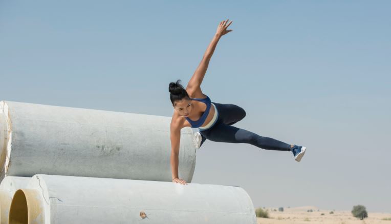 Chica haciendo parkour.