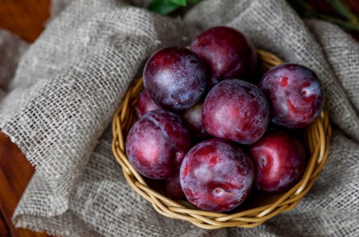 Comer ciruelas claudias.