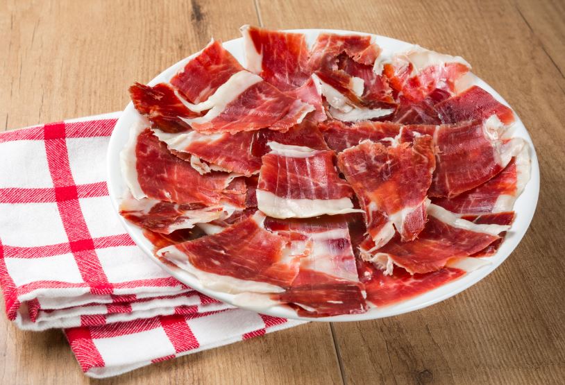 Comer jamón serrano.