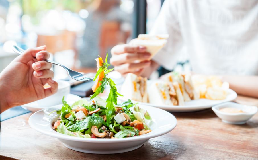 Comer sano fuera de casa.