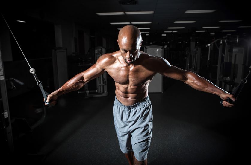 Ejercicio de cruces en polea con cable para pecho.