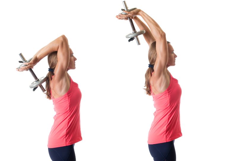 La extensión de tríceps, otro ejercicio para lograr unos brazos firmes.