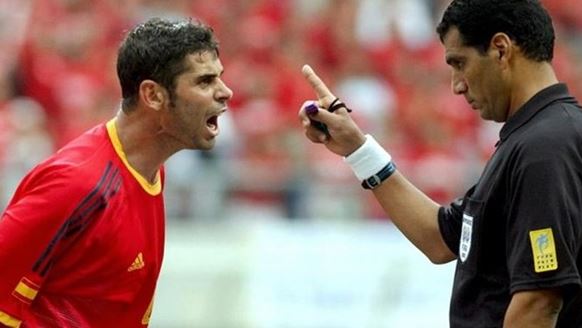 Fernando Hierro y una discusión con un árbitro de fútbol.