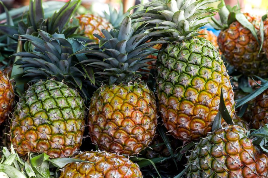 La piña fresca contiene bromelina.