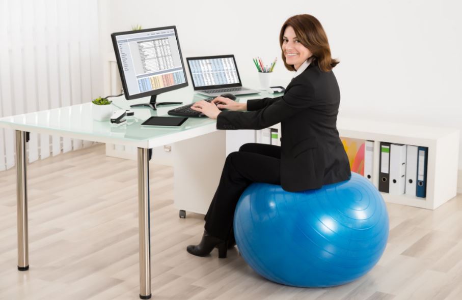 Pelota de pilates en la oficina.