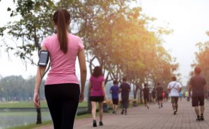 ¿Caminar ayuda a conseguir un vientre plano y a reducir la cintura?