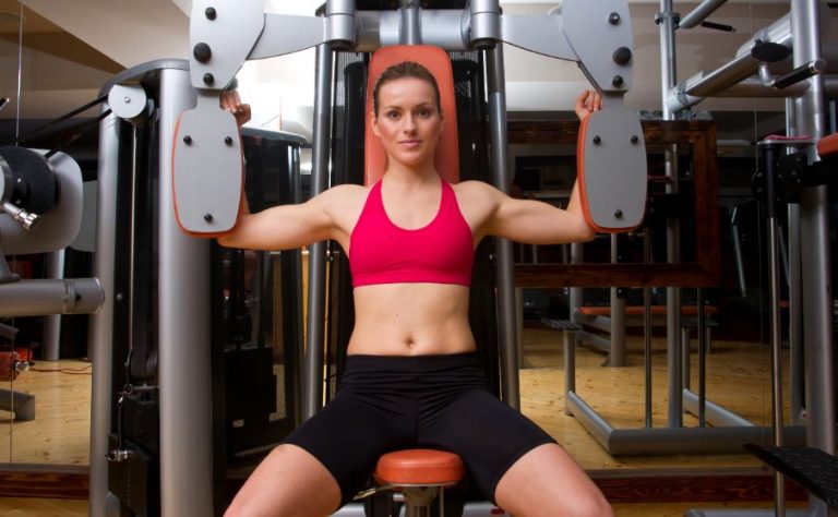Si eres nuevo en el gym, ¿mejor máquinas o peso libre?