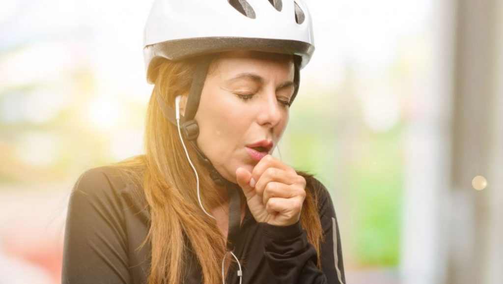 Hacer deporte estando resfriado.