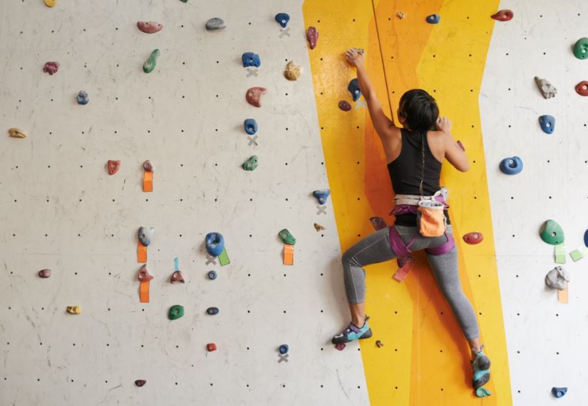 Hacer escalada en rocódromo.