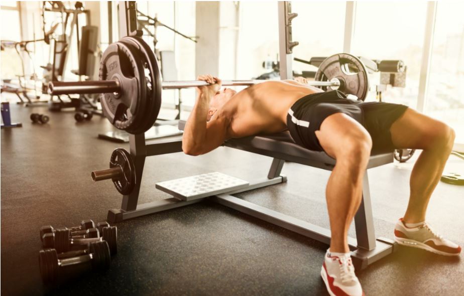 El press banca es uno de los ejercicios más realizados en los gimnasios.