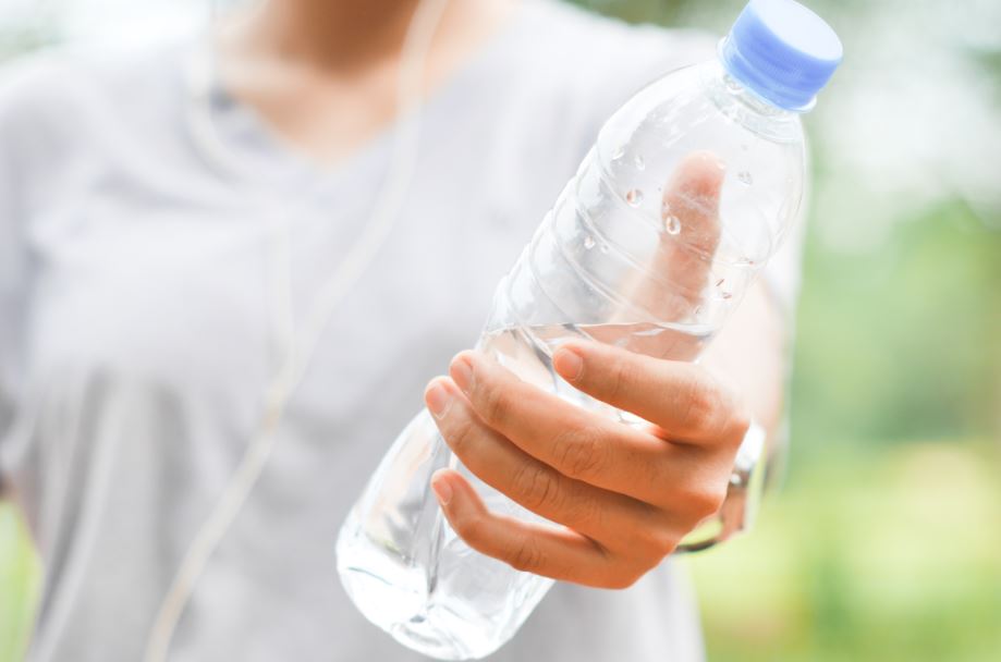 Rutina de fuerza con botellas de agua Rutina de fuerza con botellas de agua