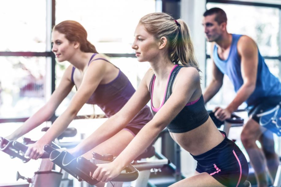 El spinning se ha puesto muy de moda en los últimos años por ser un deporte de cardio muy eficaz para adelgazar piernas.