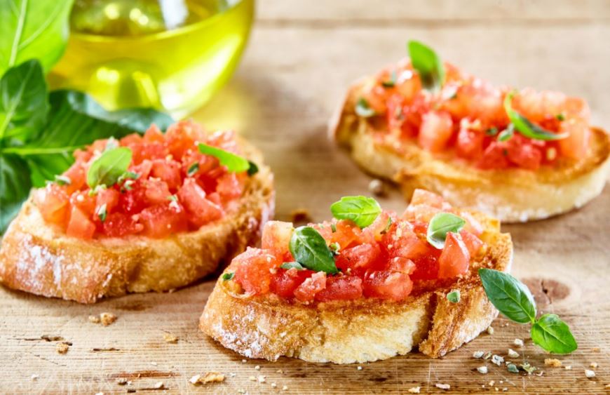 A la tostada de tomate se le puede añadir queso para hacerla más exquisita y nutritiva.