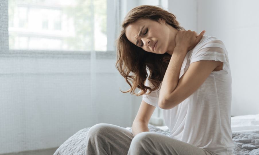 3 posturas de yoga para combatir el dolor de cuello 3 posturas de yoga para combatir el dolor de cuello