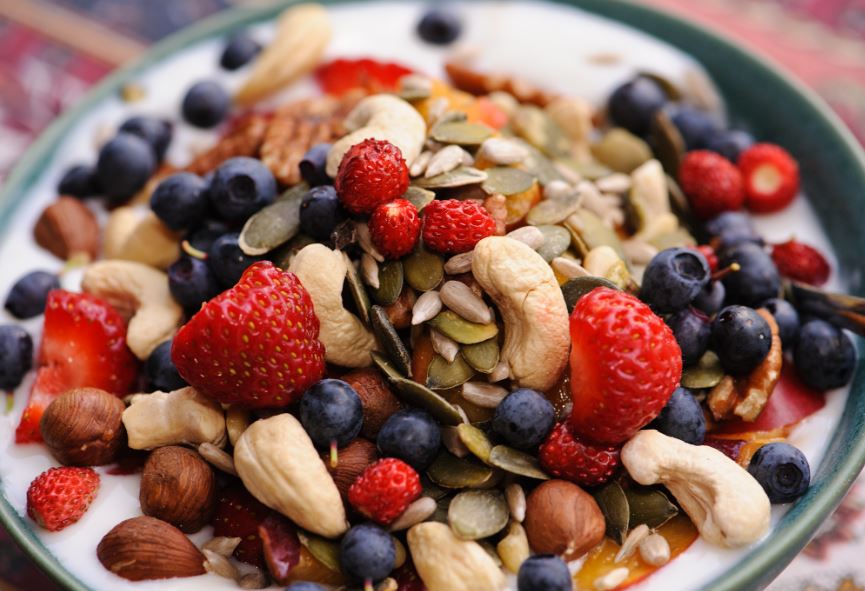 El yogur con frutos secos es una merienda sumamente nutritiva.