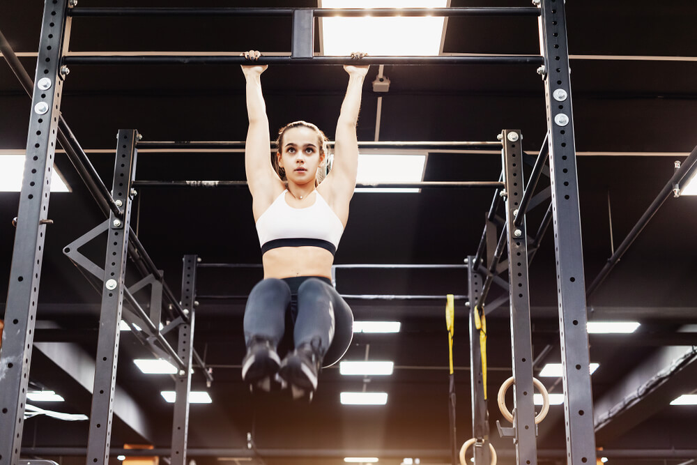 También es posible realizar abdominales colgados de una barra.