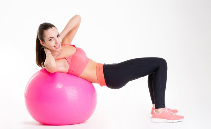 Abdominales oblicuos con pelota de estabilidad.