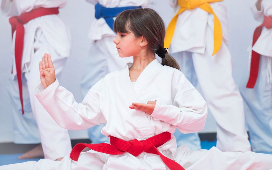 Niña forma parte del deporte base de las artes marciales.