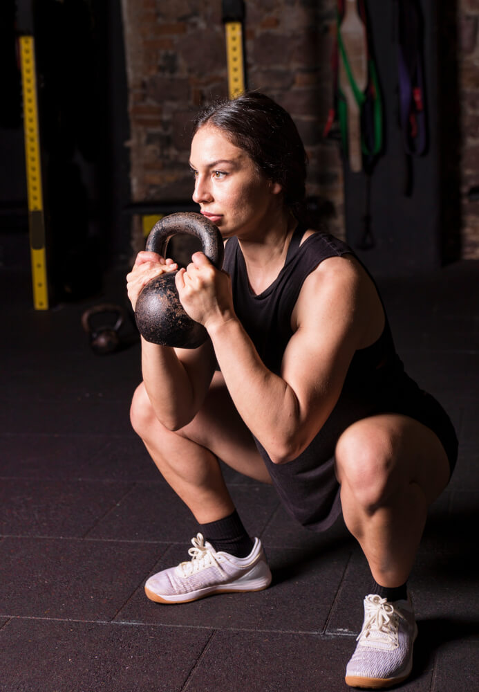 mujer realizando ejercicio goble squat
