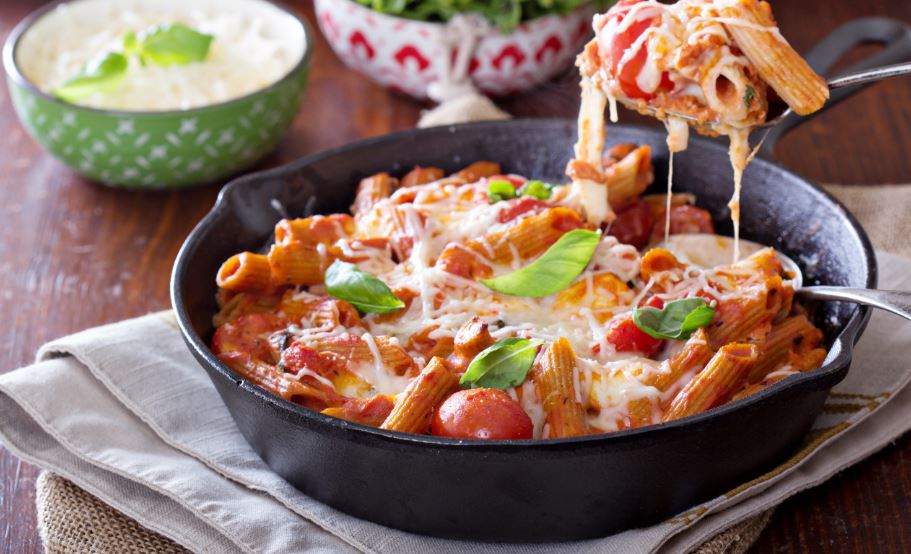 Macarrones con queso y tomate.
