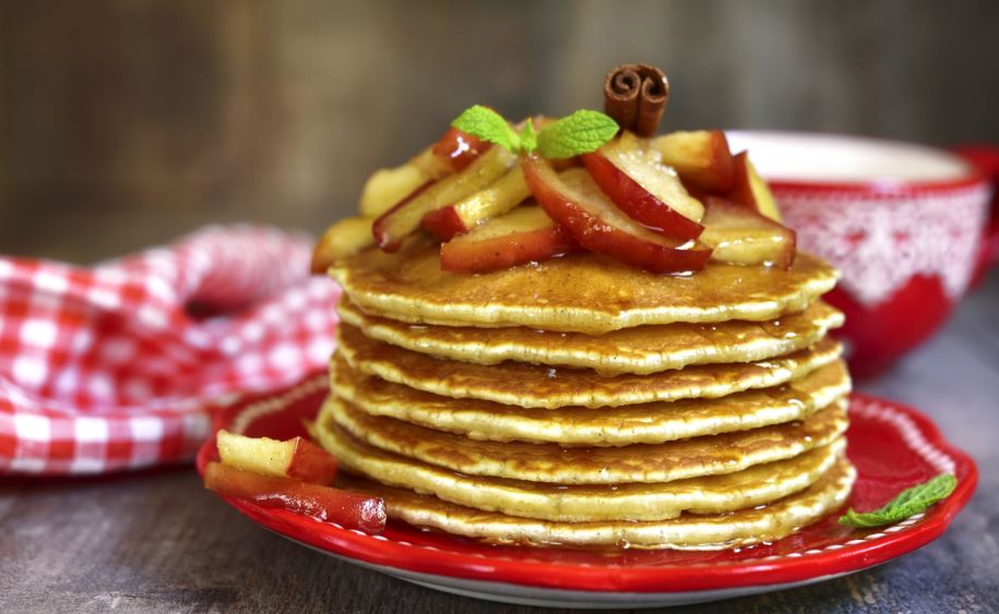 Pancakes de manzana, nueva receta para desayunar sano.