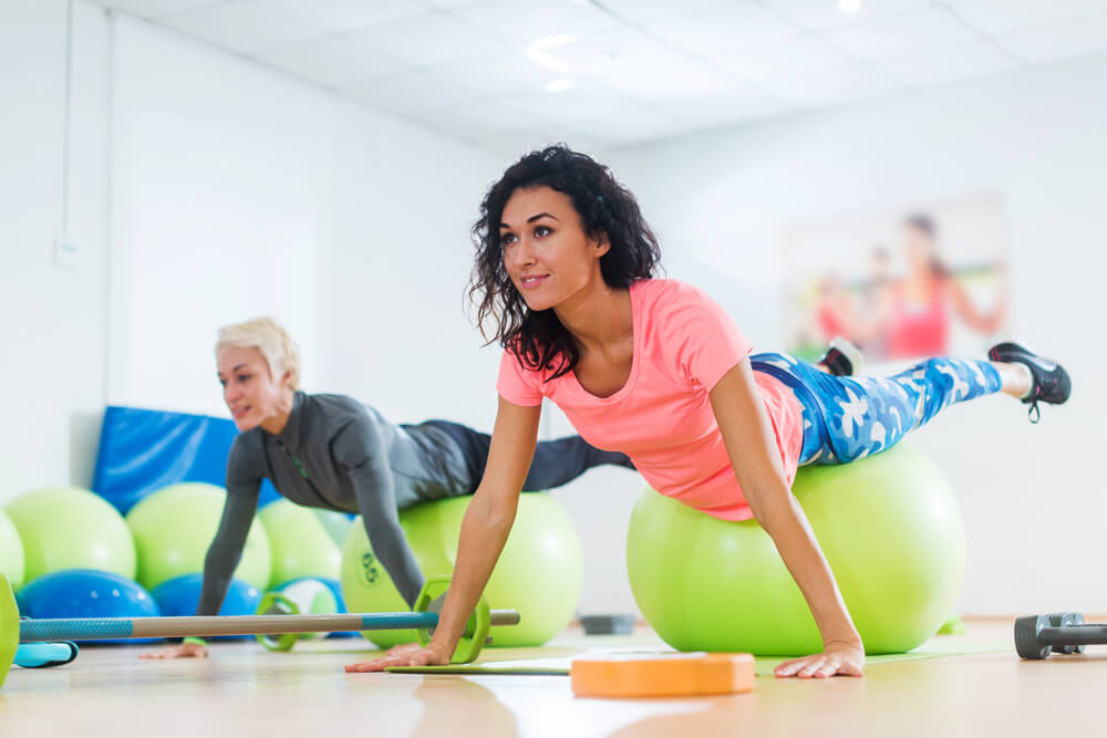 mujer realizando plancha con pelota estabilidad