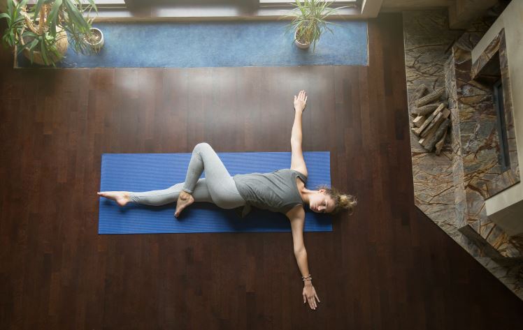 Postura de yoga, supta matsyendrasana.