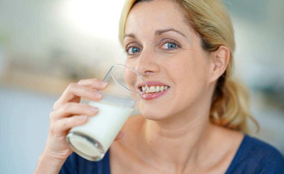 Consume leche descremada, como la leche de soja, arroz o almendras