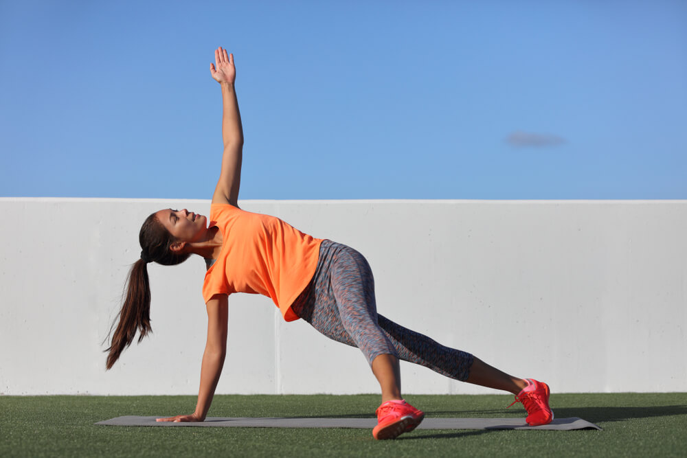 mujer realizando abdomilaes estilo lateral