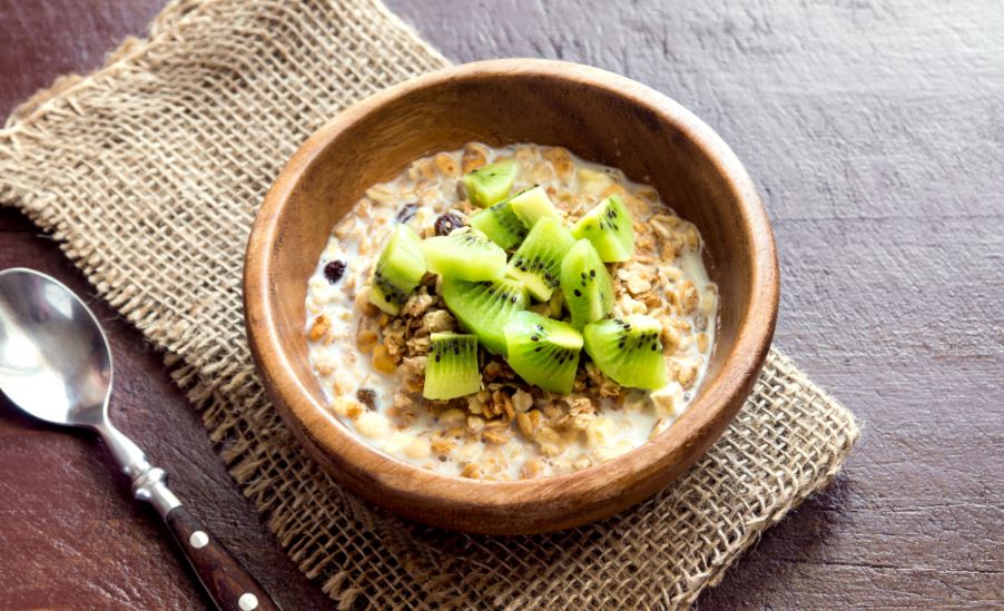 Desayuno de porridge con avena y kiwi.