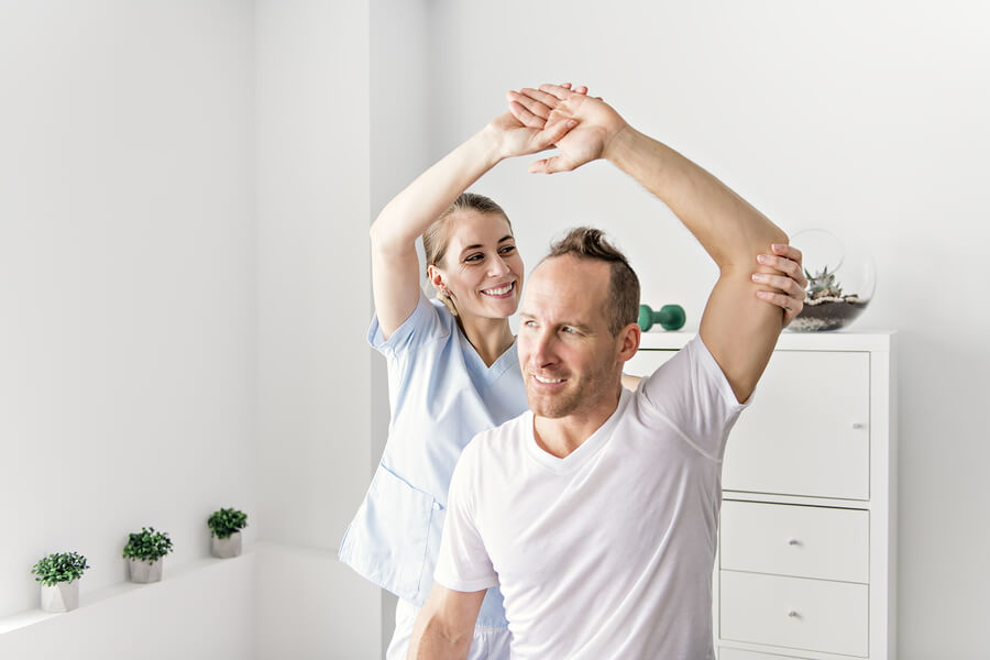 Los fisioterapeutas suelen tratar las contracturas musculares con ejercicios para recuperar su movilidad.