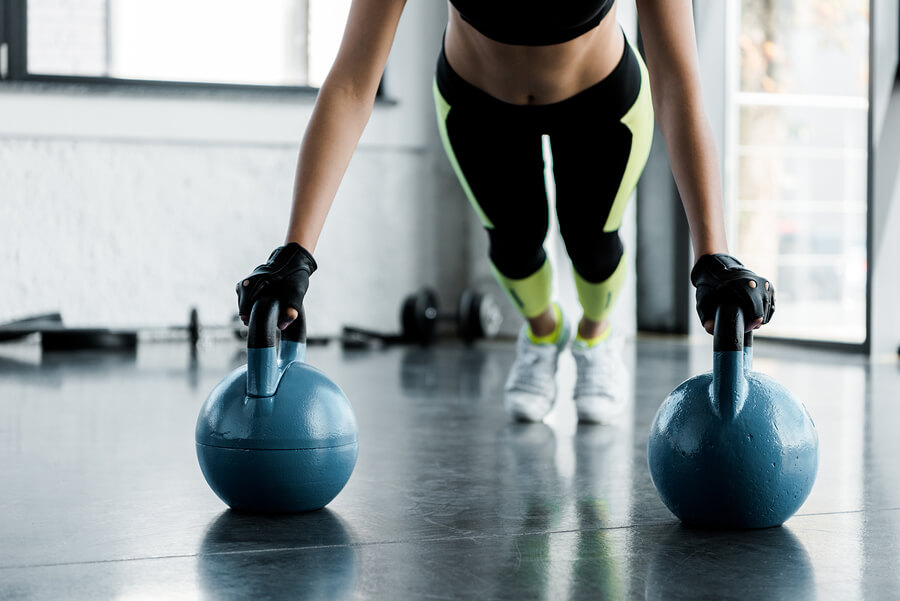 La plancha sobre las kettlebell es una forma de añadirle dificultad a ese ejercicio.