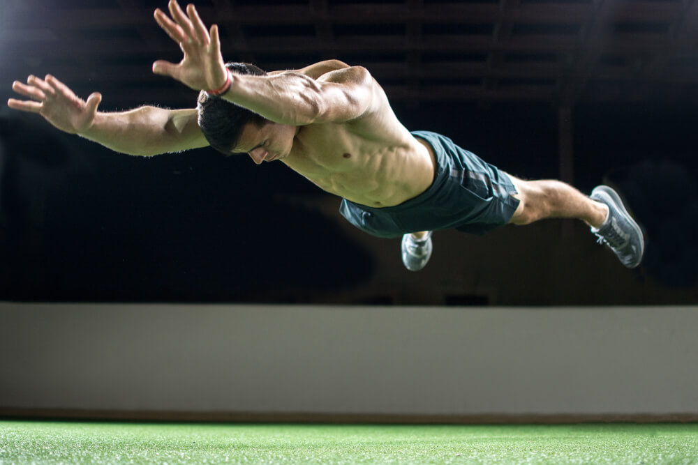 hombre realizando lagartijas estilo superman